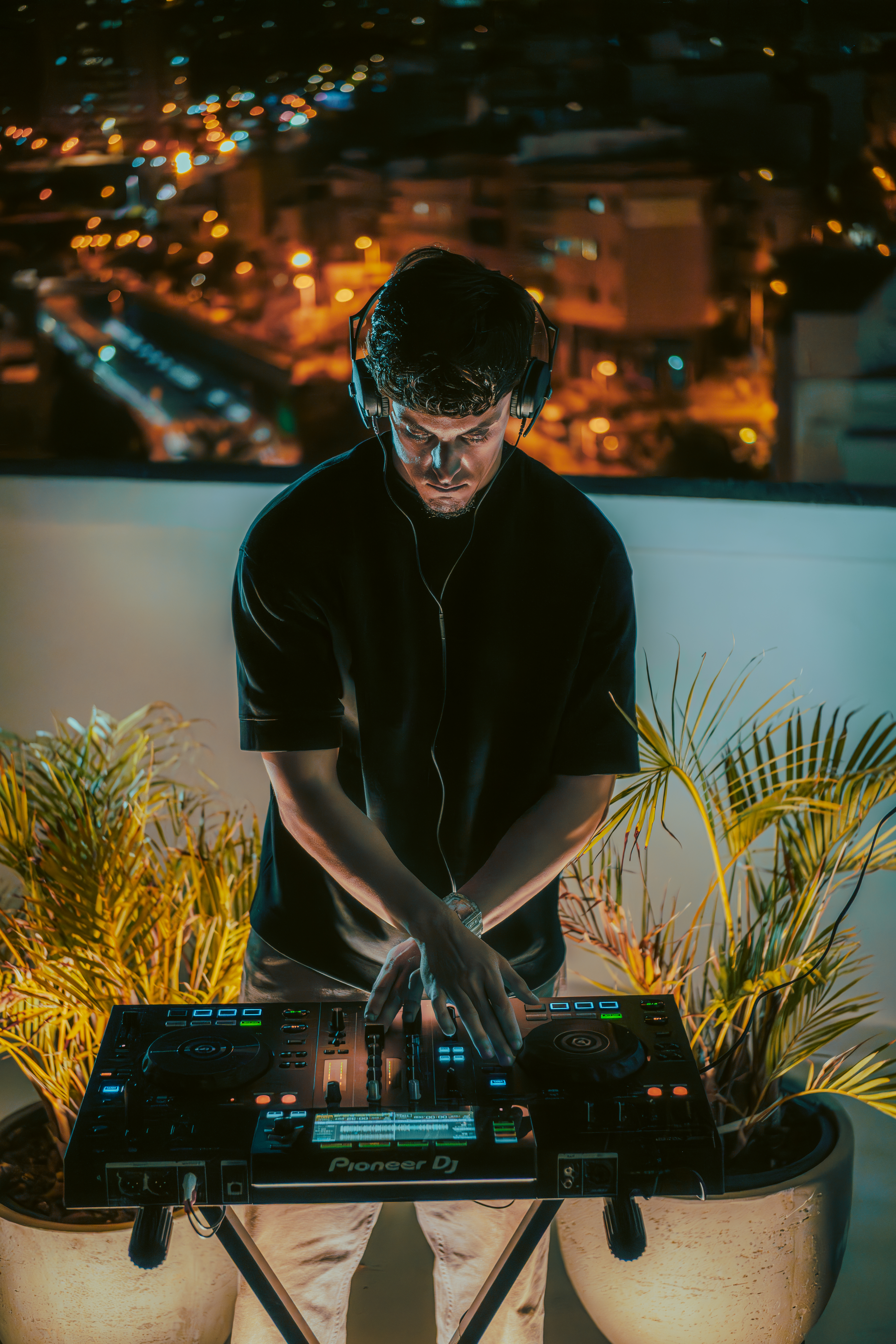 Christian Martin DJ — Sesión en vivo con equipo Pioneer DJ y visuales dinámicos de fondo