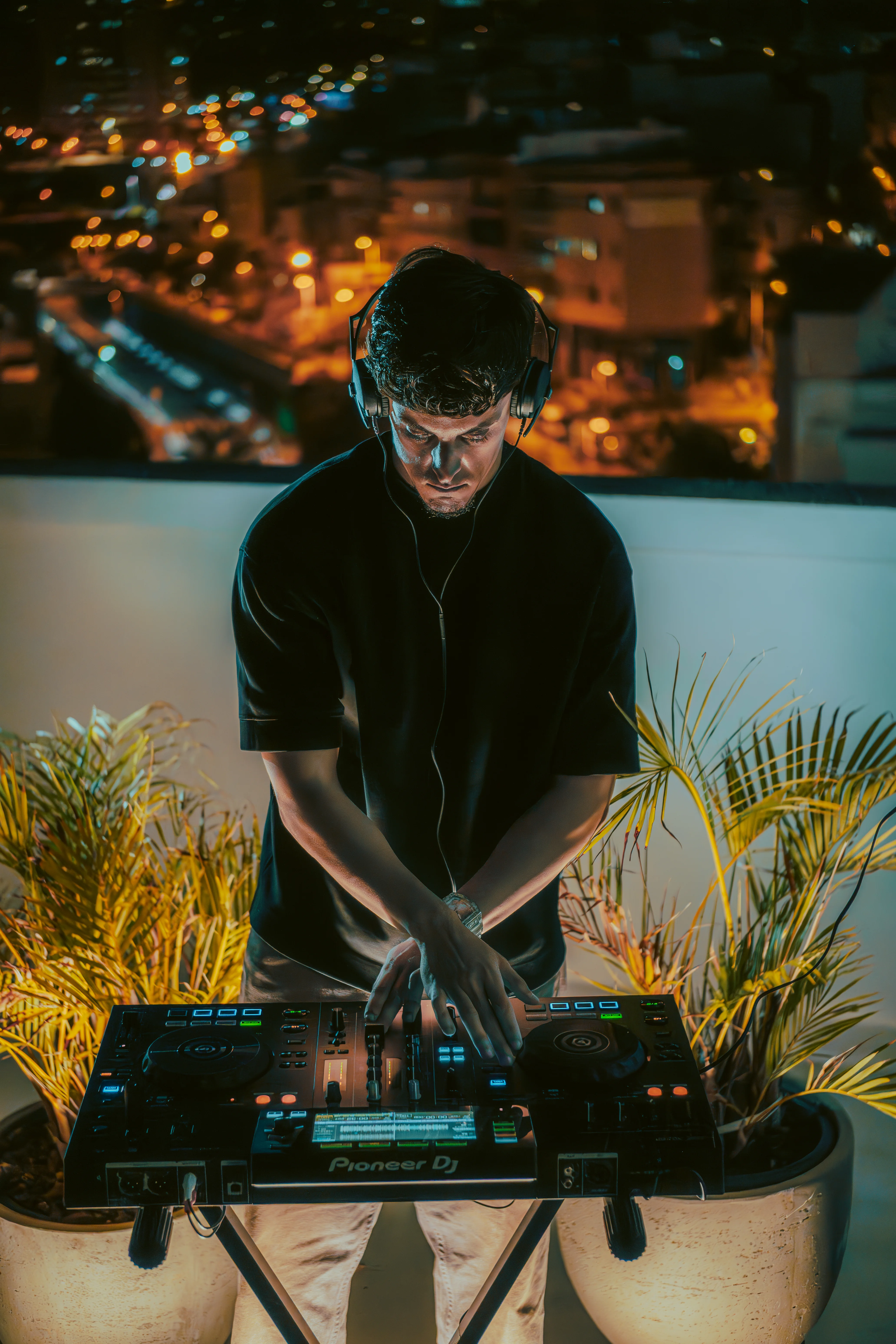 Christian Martin DJ — Sesión en vivo con equipo Pioneer DJ y visuales dinámicos de fondo